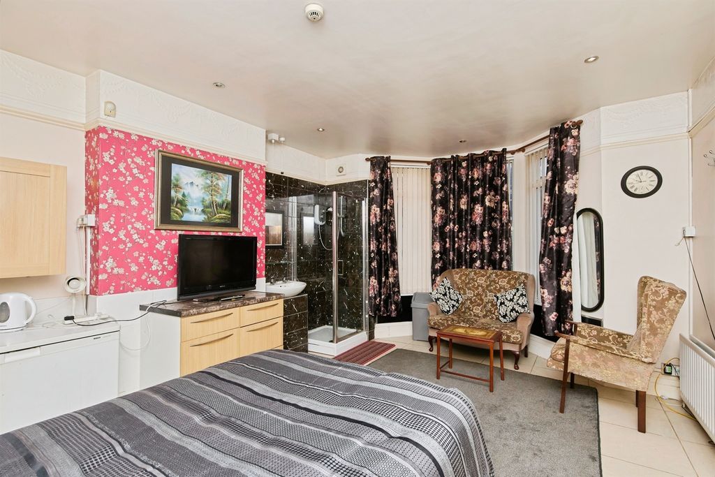 Property photo 3 of 16 Bedroom 11