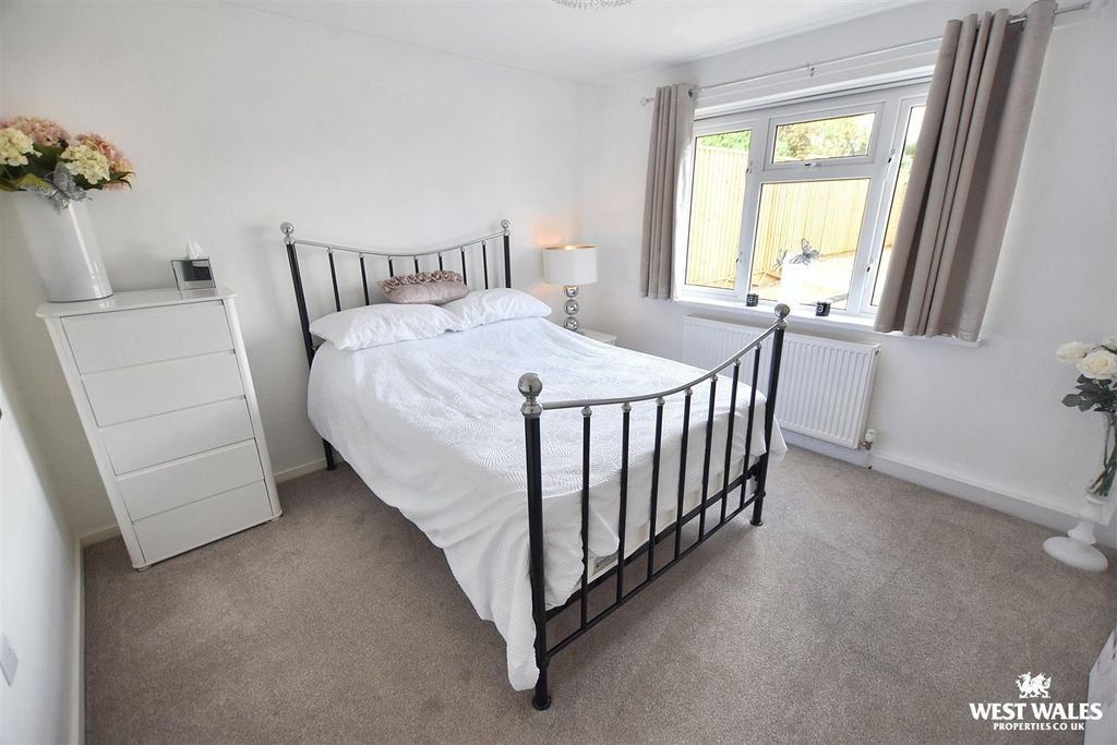 Property photo 3 of 14 7 - 2025-10-26T201759.106.Jpg