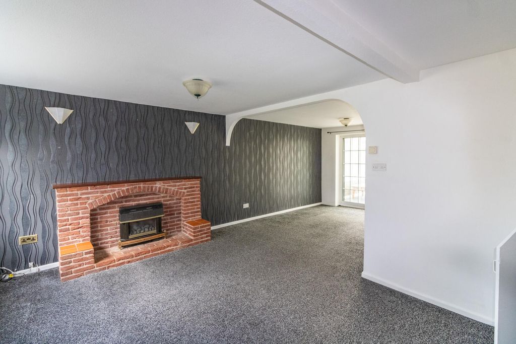 Property photo 3 of 11 Living Room