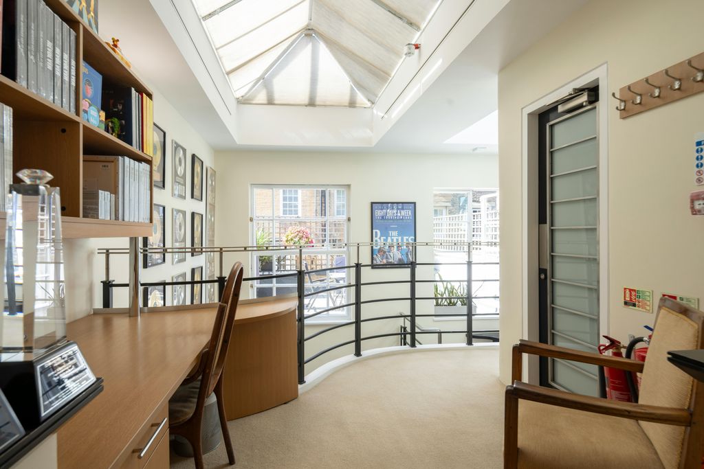 Property photo 1 of 17 27 Ovington Square
