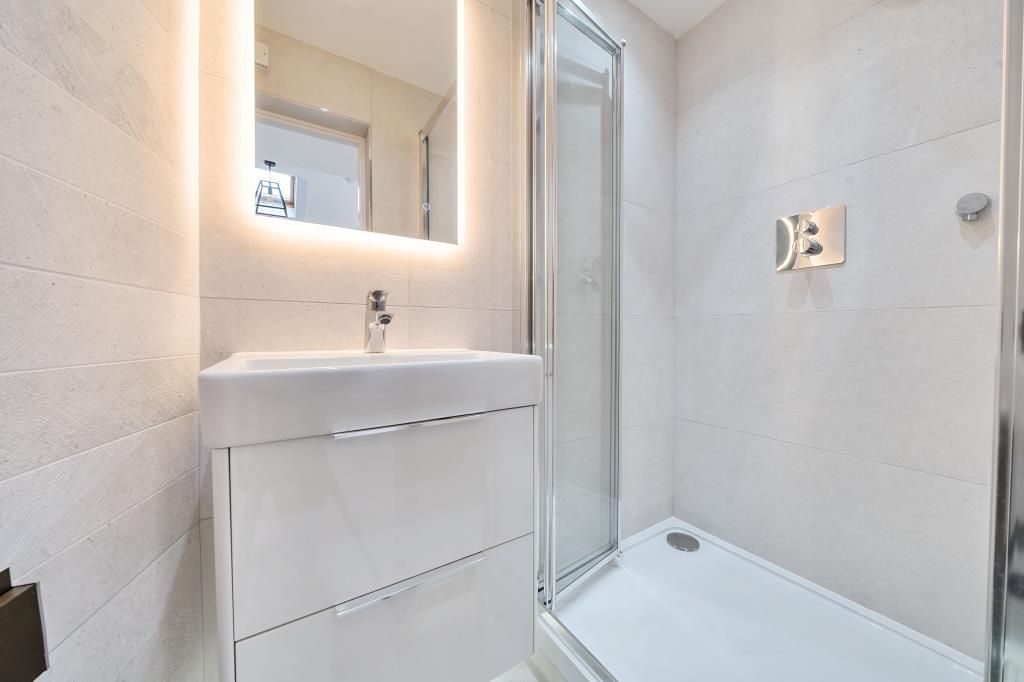 Property photo 2 of 9 Bathroom