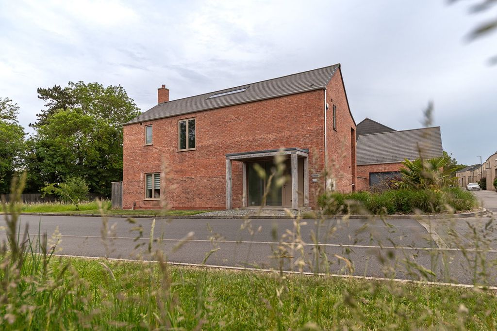 Property photo 1 of 33