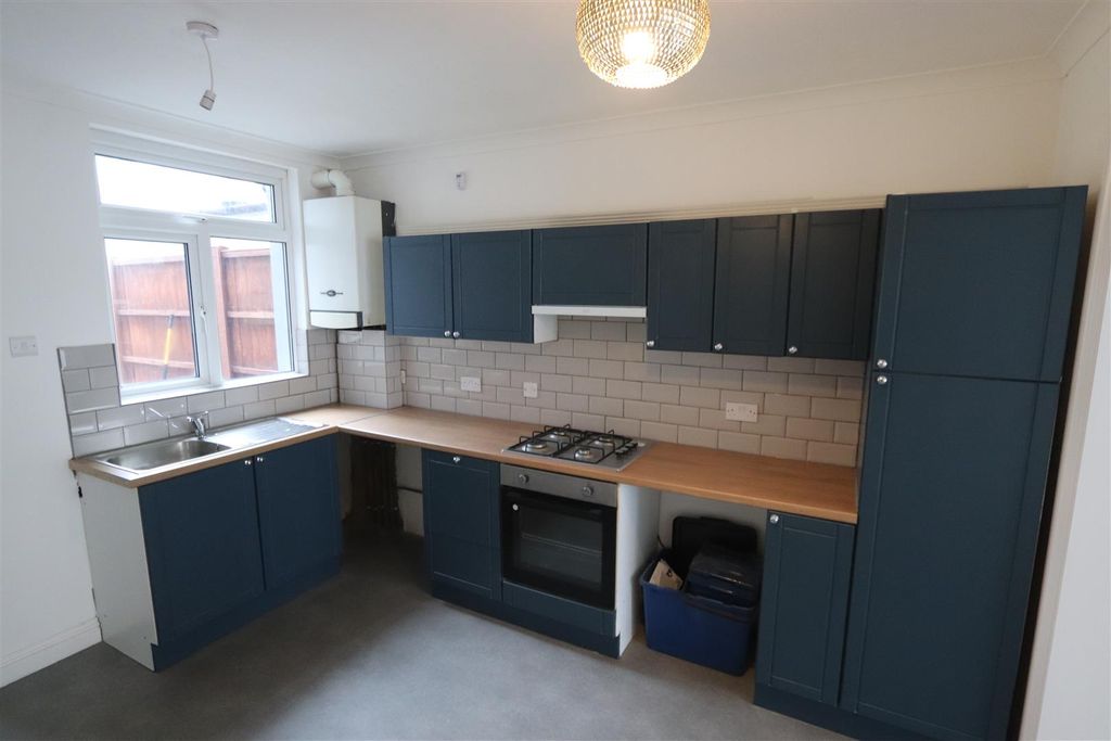 Property photo 3 of 7 Fitted Kitchen