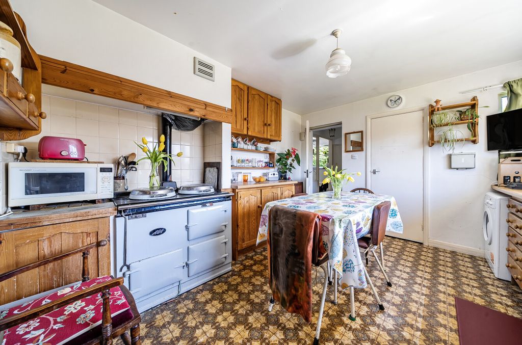 Property photo 3 of 12 Kitchen