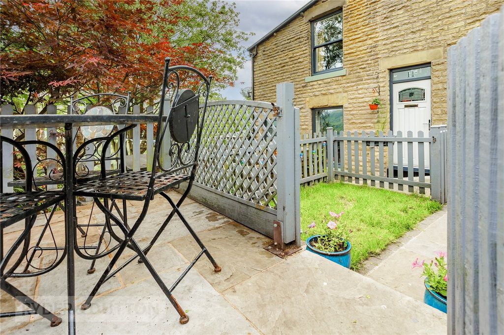 Property photo 2 of 22 Front Garden