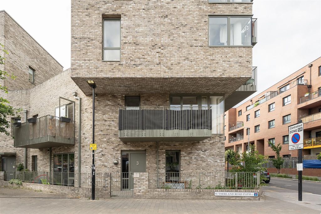 Property photo 1 of 24 Sutherland Path Road, E17