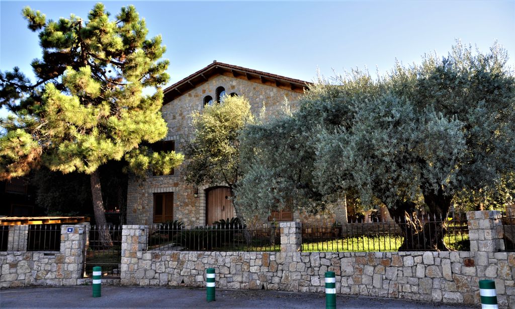 Property photo 2 of 95