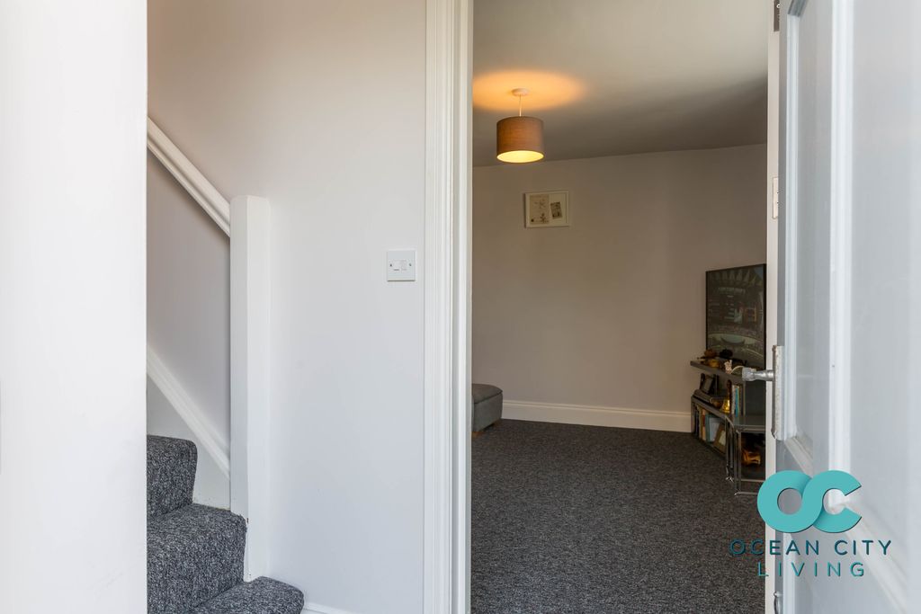 Property photo 2 of 14 Foyer