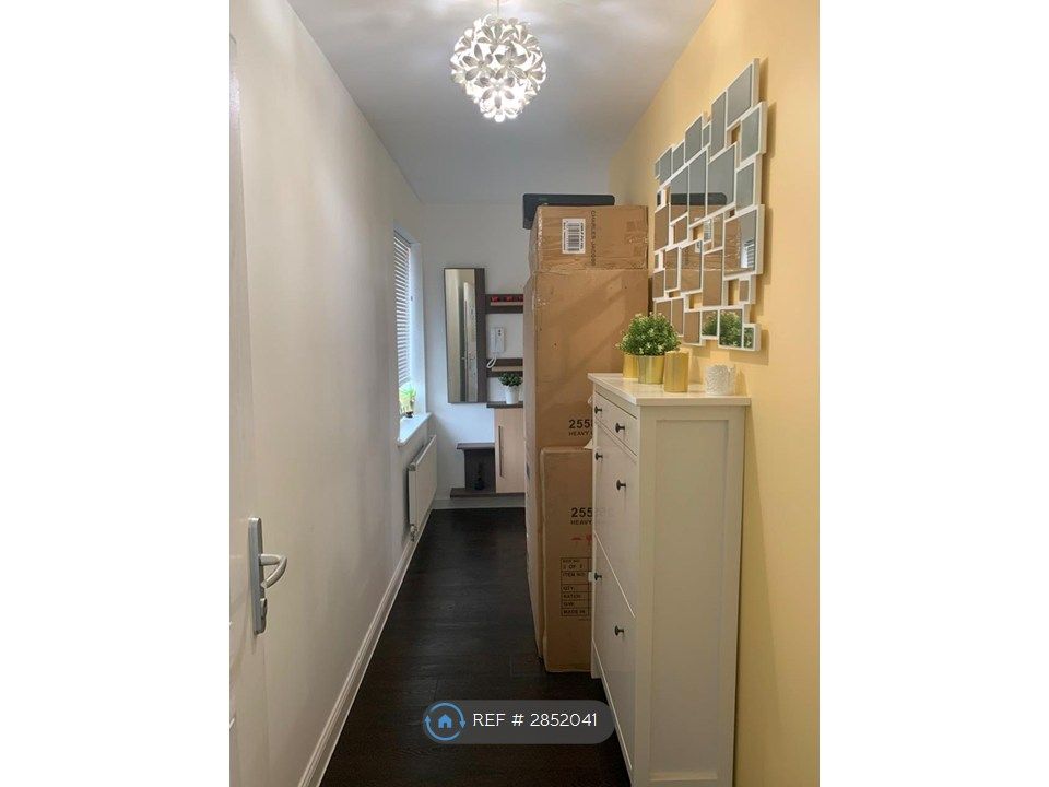 Property photo 3 of 13 Hallway/Entrance