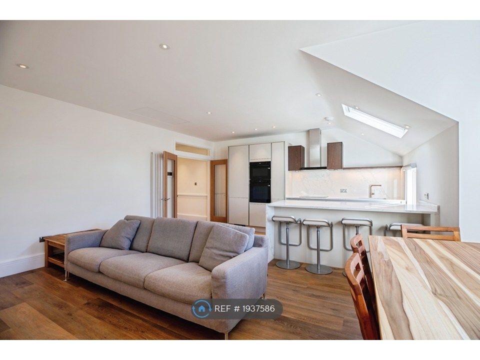 Property photo 3 of 20 Open-Plan Sitting Room 3