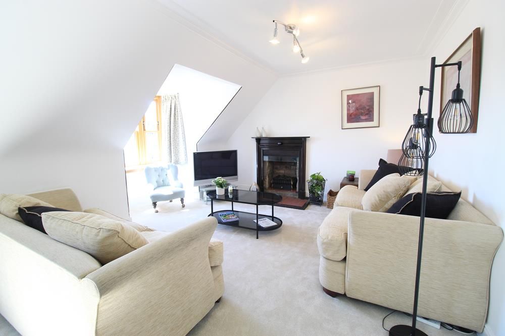 Property photo 3 of 9 Lounge 3