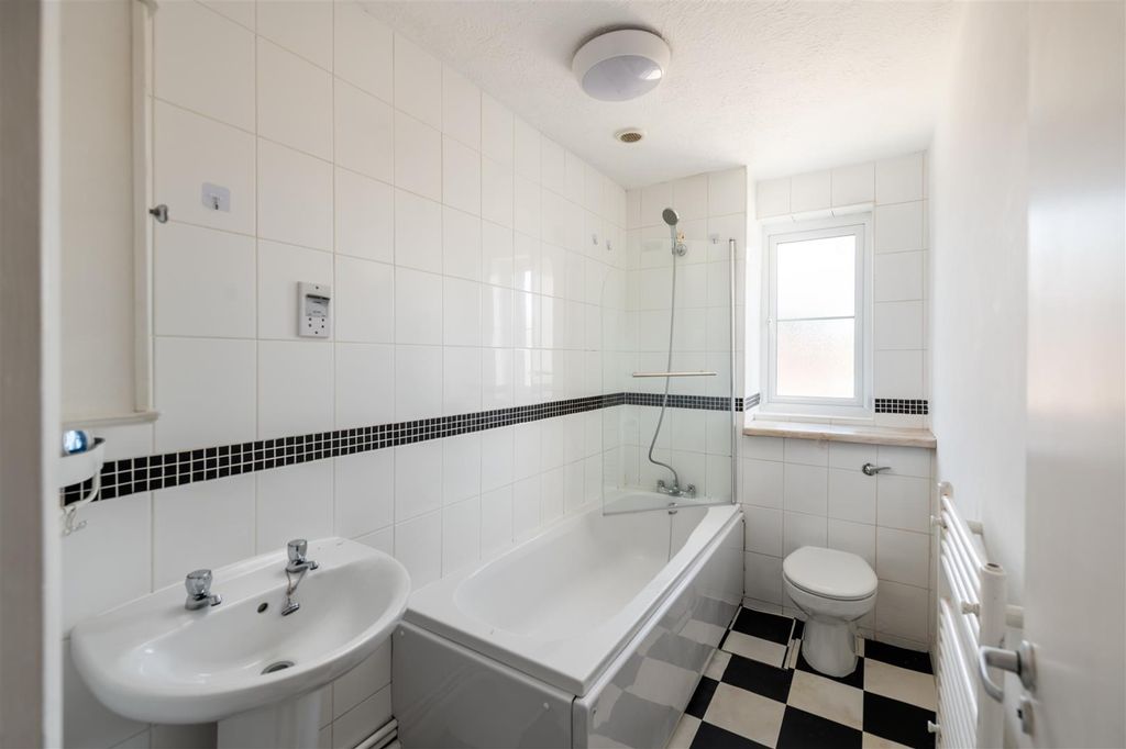 Property photo 2 of 10 26 Brookfield Close Internals.Jpg