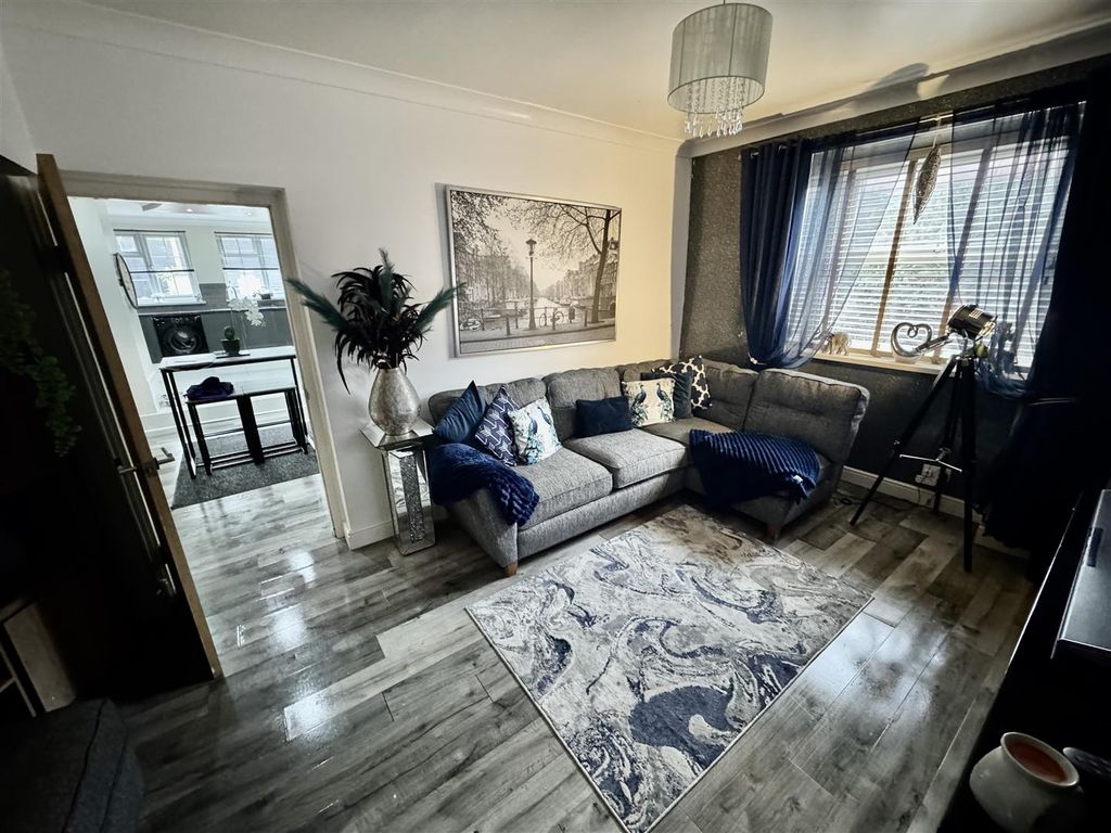 Property photo 2 of 17 Lounge