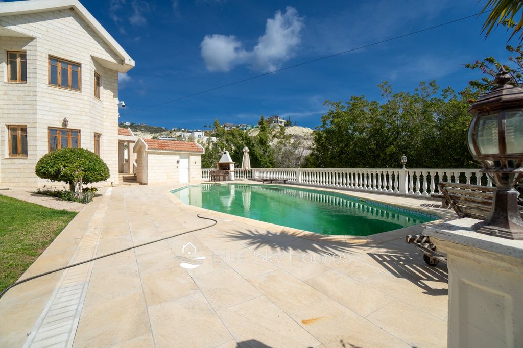 Property photo 2 of 32