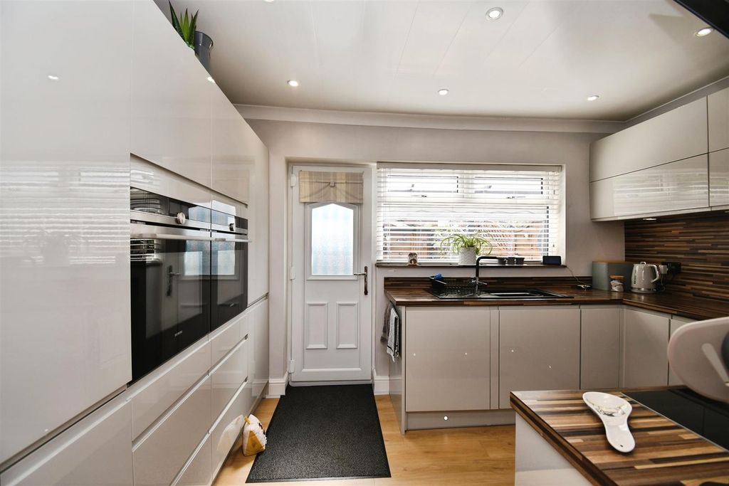 Property photo 3 of 20 Kitchen