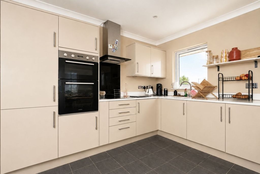 Property photo 3 of 11 Kitchen