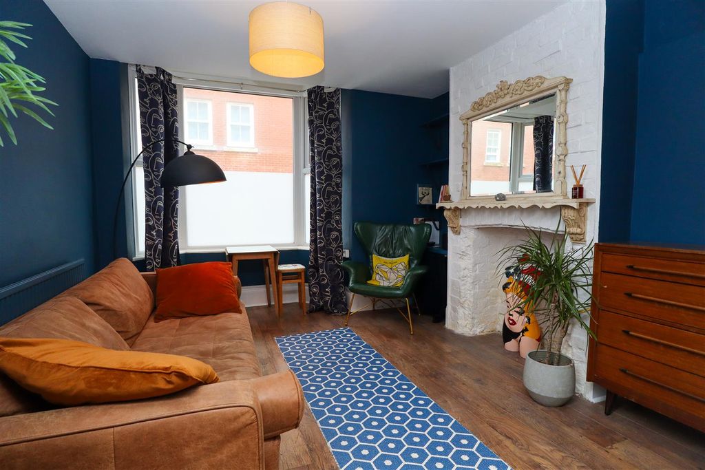 Property photo 2 of 7 Living Area