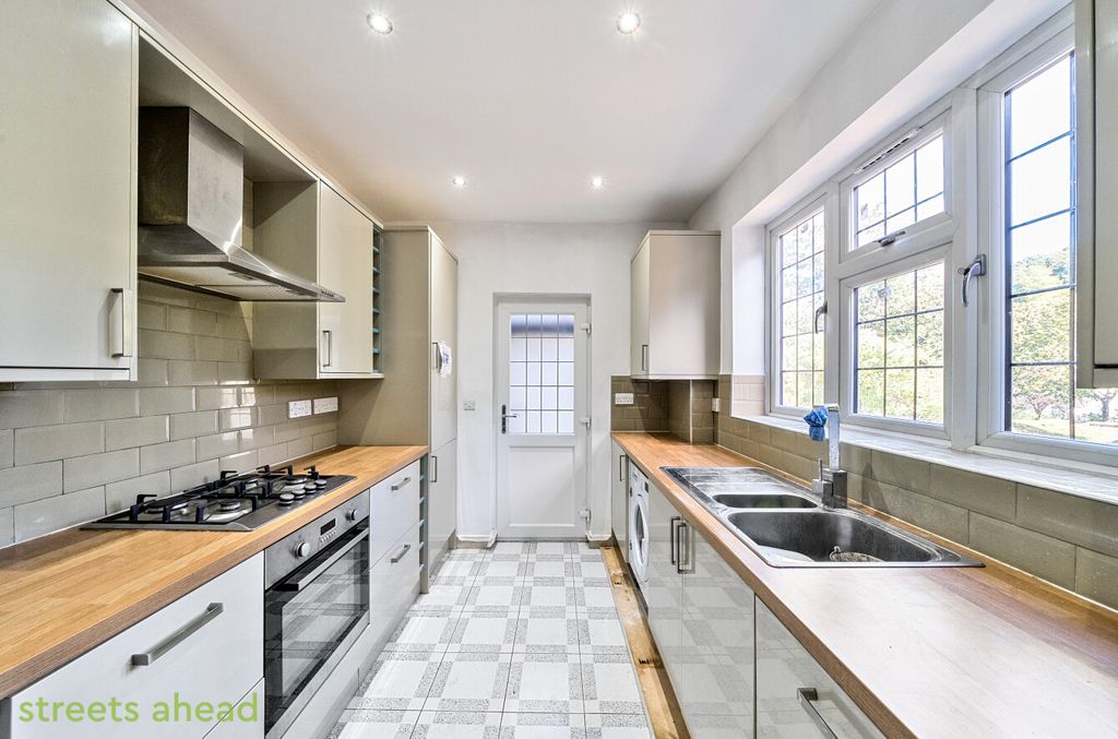 Property photo 3 of 19 F2663B76-d554-47d...