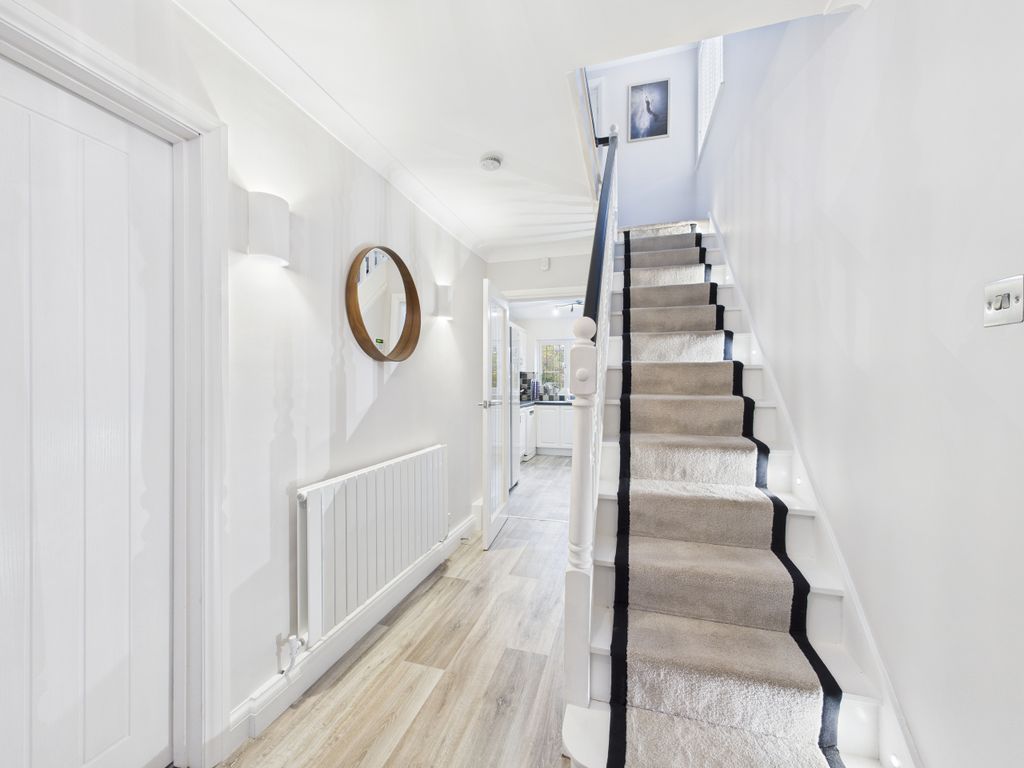 Property photo 2 of 18 Cam01354G0-Pr0611-Still016