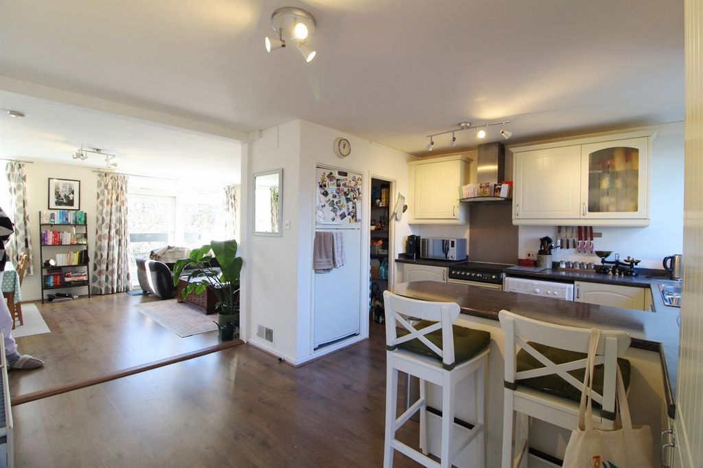 Property photo 3 of 9 Kitchen