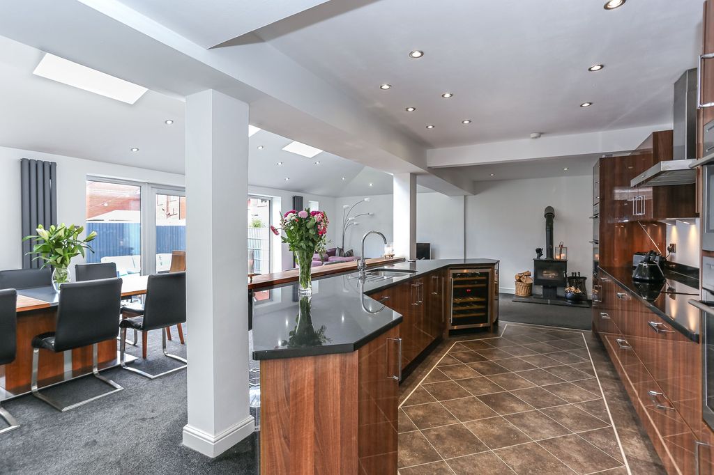 Property photo 2 of 39