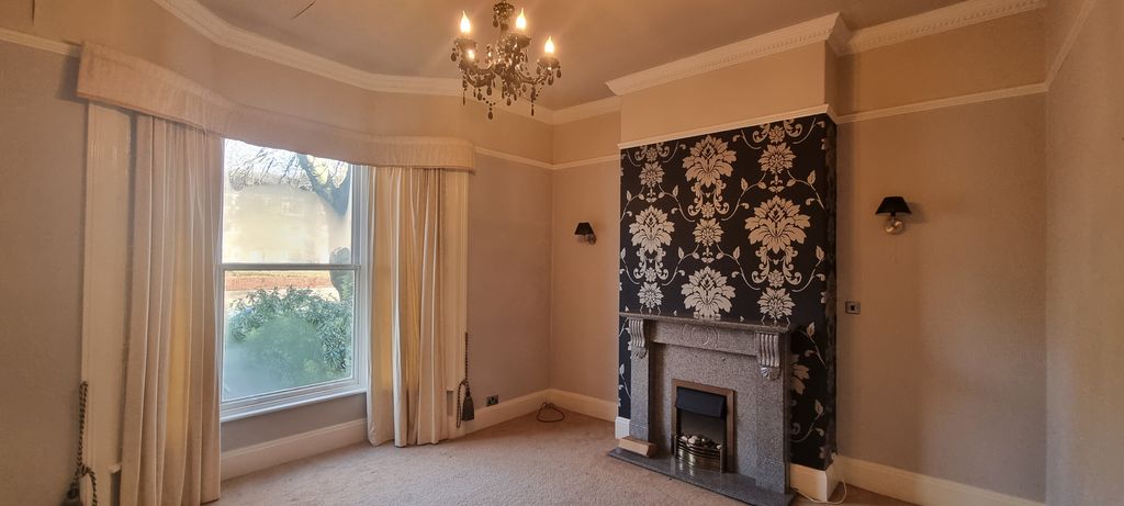 Property photo 3 of 7 Livingroom