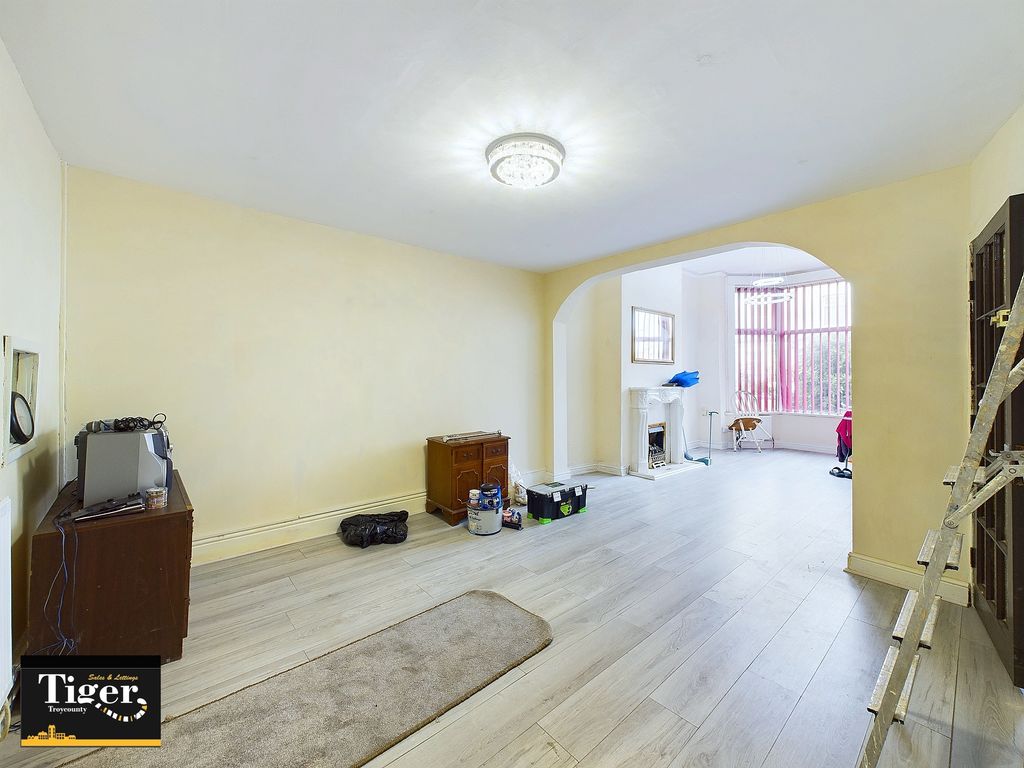 Property photo 3 of 19 Cam03440G0-Pr0185-Still010