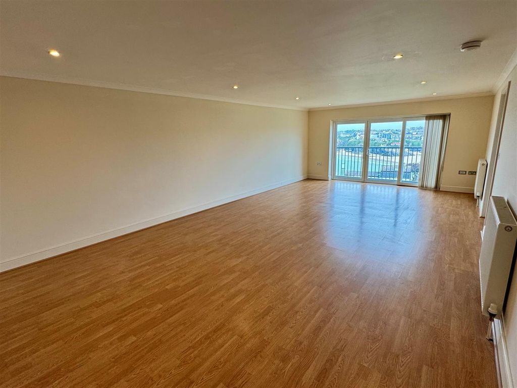 Property photo 3 of 13 15 Longshore Apartments Lounge