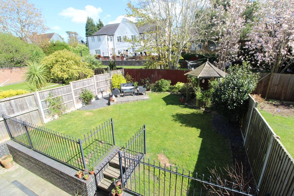 Property photo 2 of 20