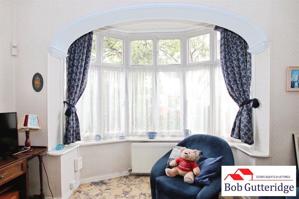 Property photo 3 of 28 Bay Fronted Lounge