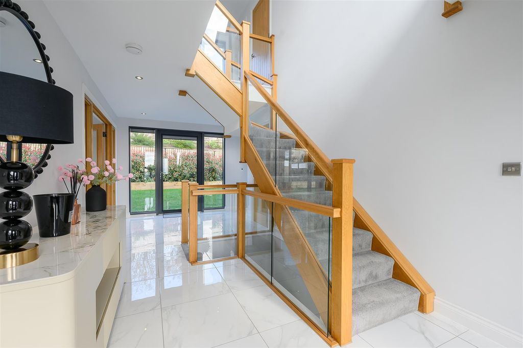 Property photo 2 of 40 Entrance Hall