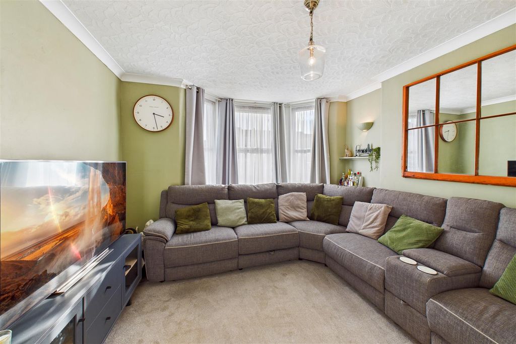 Property photo 2 of 30 Lounge