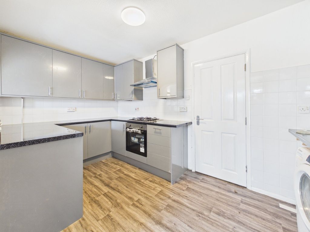 Property photo 3 of 11 Fitted Kitchen