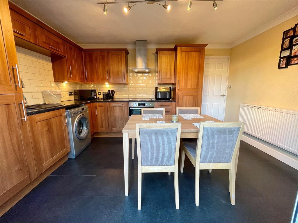 Property photo 3 of 17 Kitchen