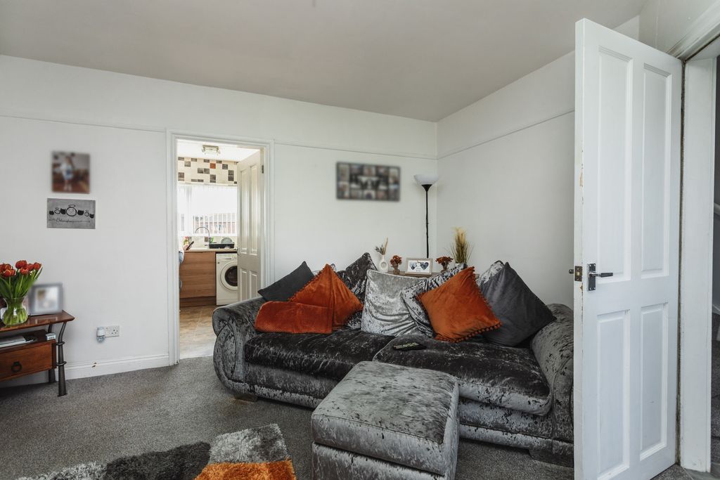 Property photo 2 of 32