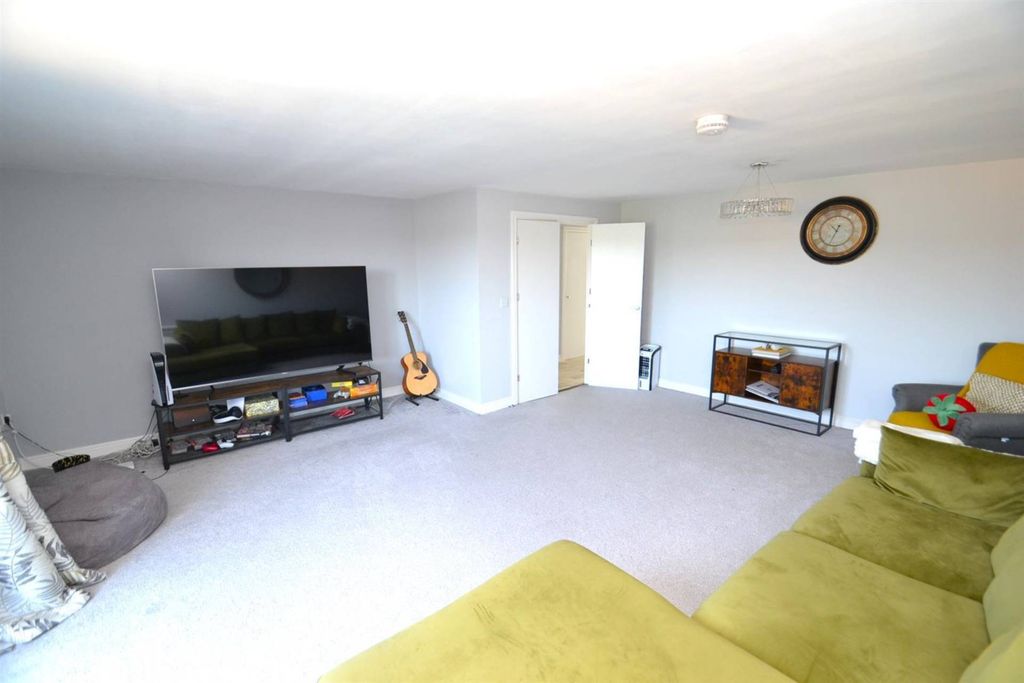 Property photo 2 of 17 Photo