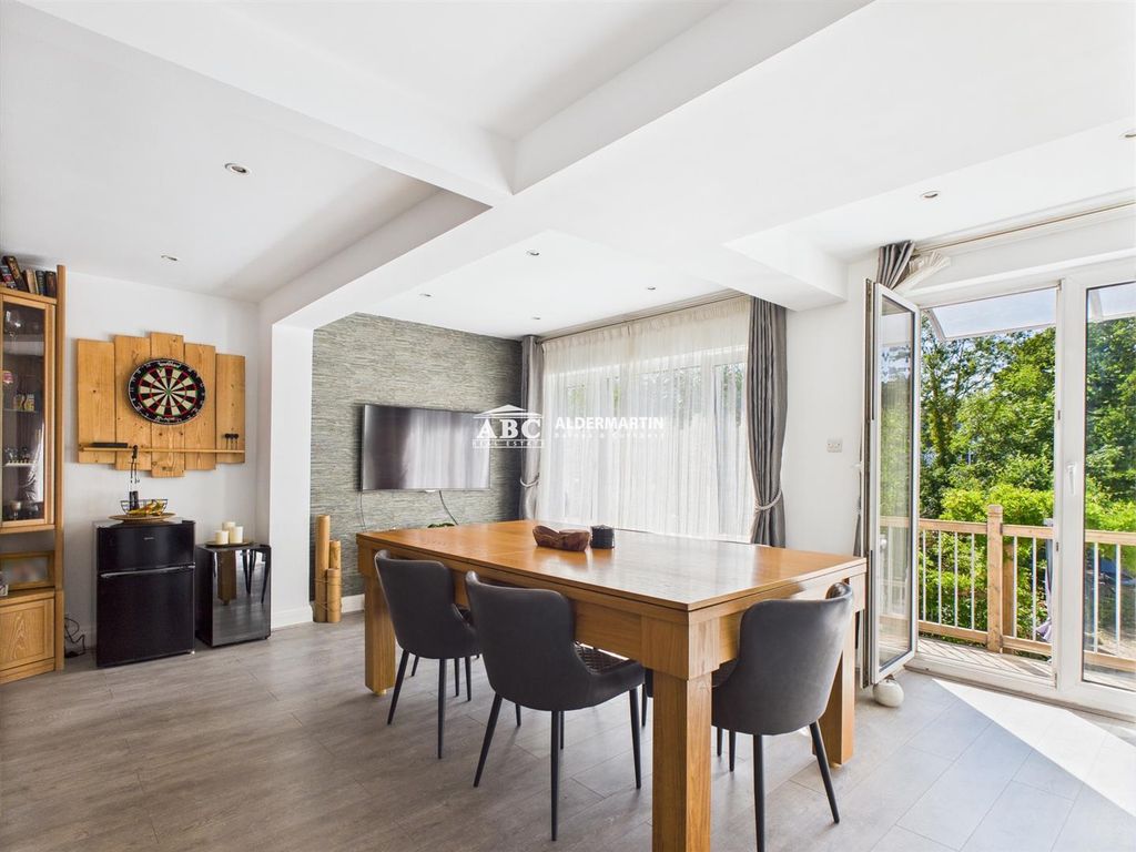 Property photo 1 of 33 Cam03827G0-Pr0060-Still025.Jpg