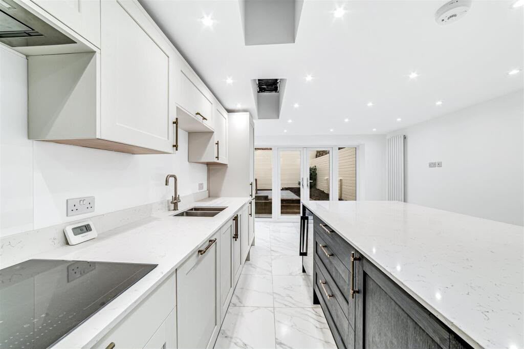Property photo 2 of 14 Kitchen