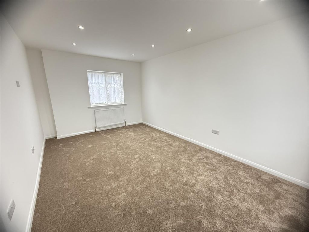 Property photo 3 of 13 8 Throneycroft -4.Jpg