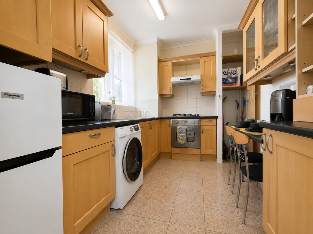 Property photo 3 of 11 Kitchen