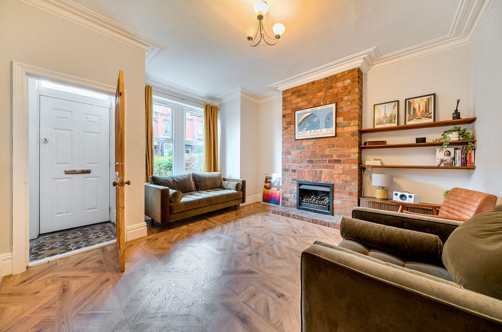 Property photo 2 of 12 1372791-11-690887...