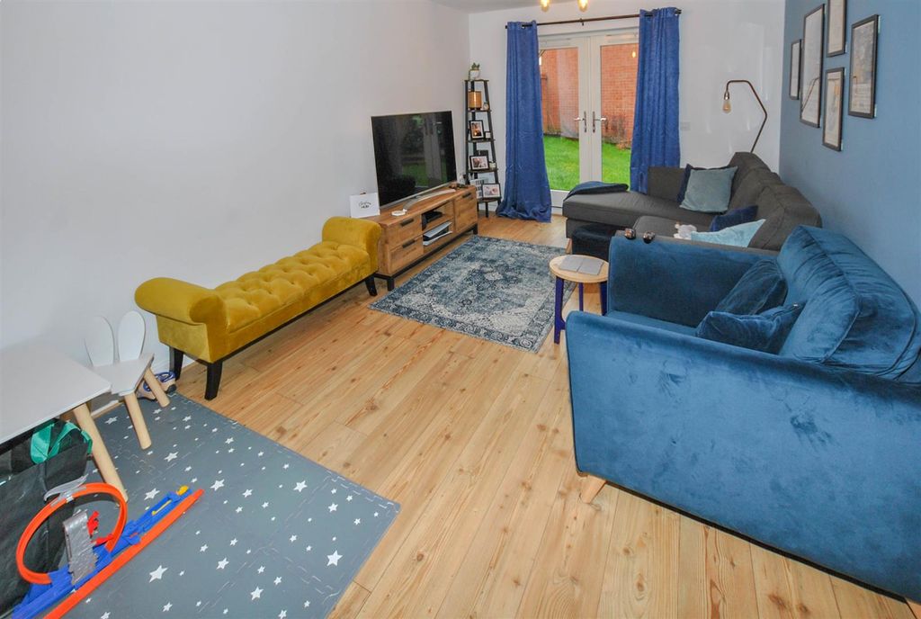 Property photo 2 of 11 Lounge