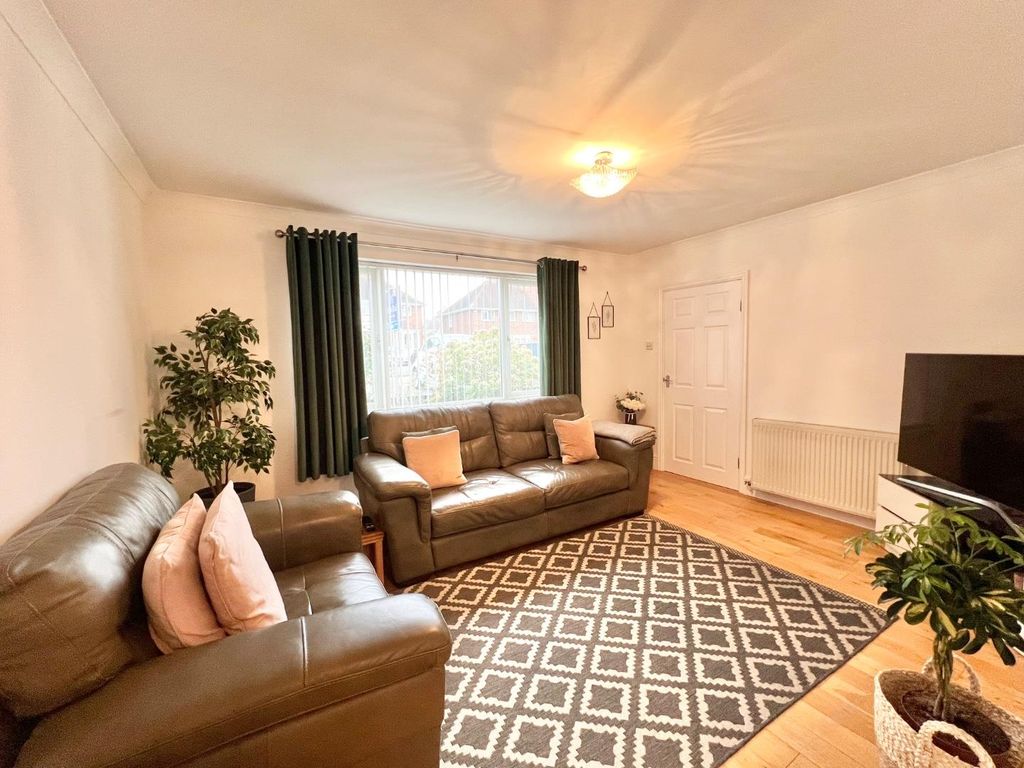 Property photo 2 of 13 Lounge