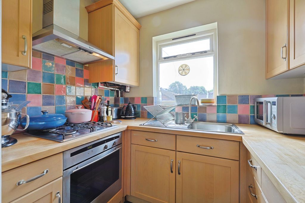 Property photo 3 of 17 Kitchen