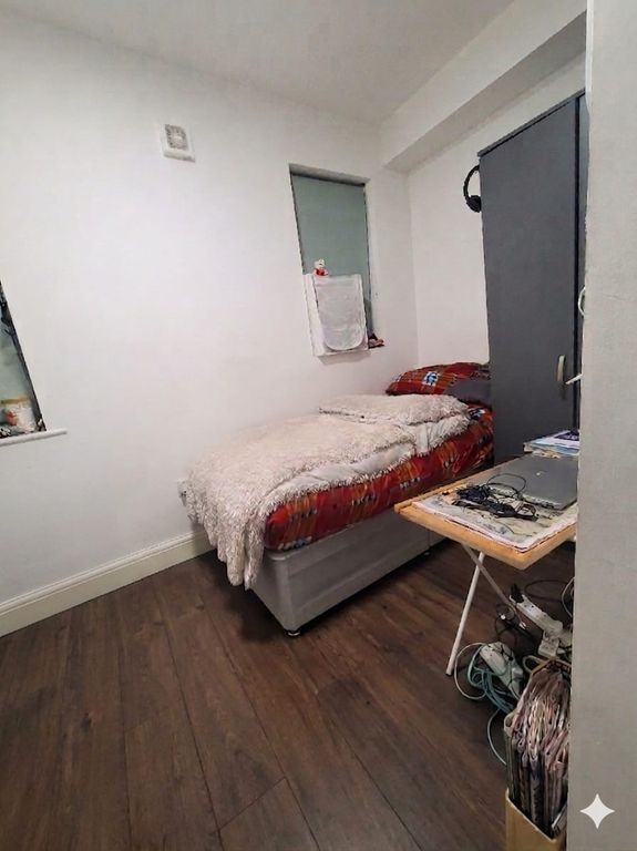 Property photo 1 of 5 Cosy Bedroom With Sleek Wood-Style Flooring...