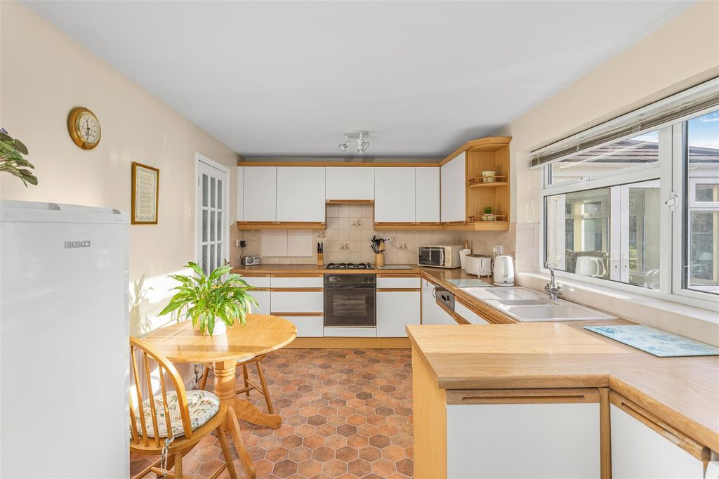 Property photo 3 of 16 7 Lawrence Leys, Bloxham-13.Jpg