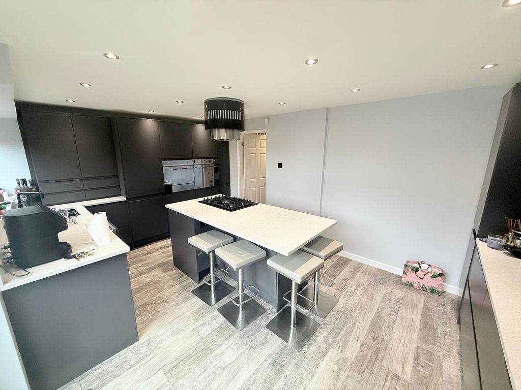 Property photo 2 of 27 Picture No. 12