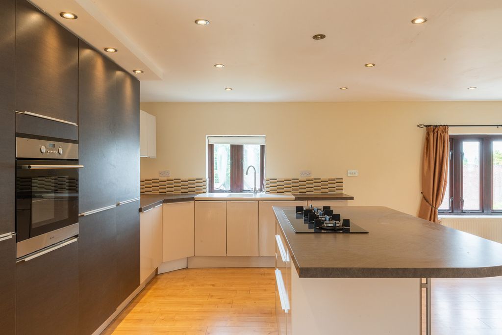 Property photo 2 of 48