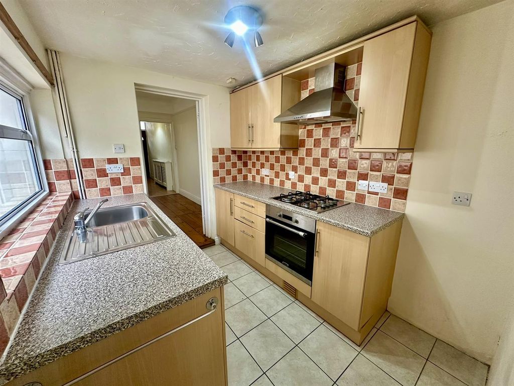 Property photo 2 of 18 Kitchen (1/2)
