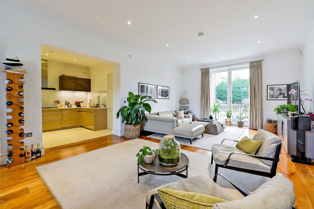 Property photo 2 of 16 Sitting Room